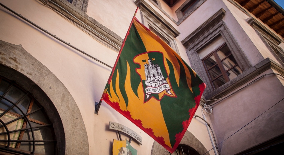 Bandiere di contrada del palio di Castel del Piano