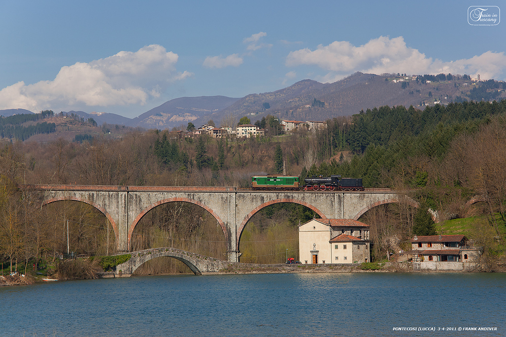 Train on the Pontecosi viaduct