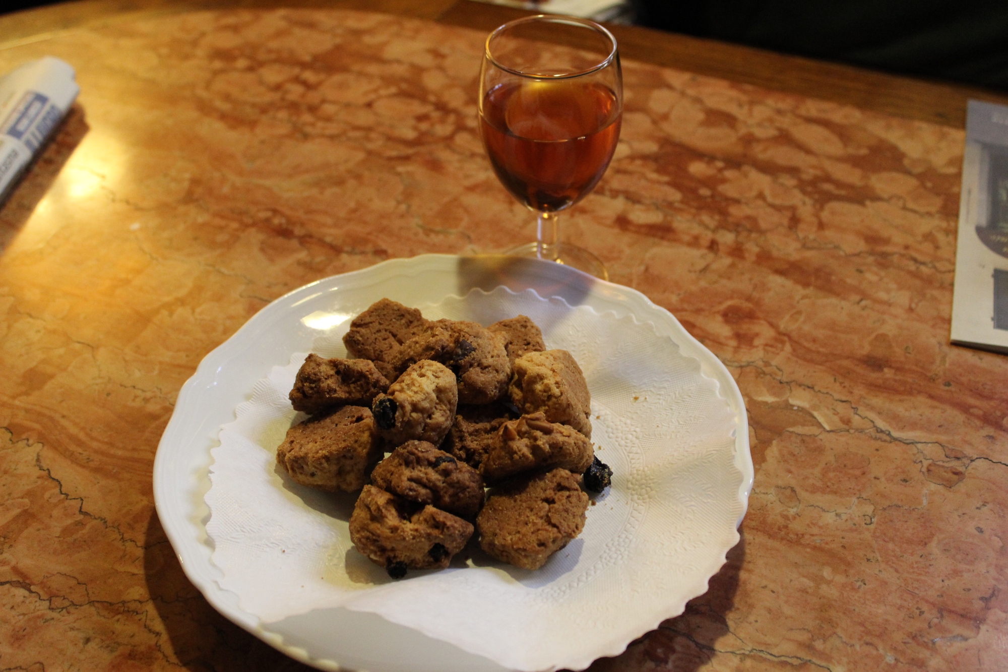 Tasting Vin Santo and Cantuccini biscuits in Lucca